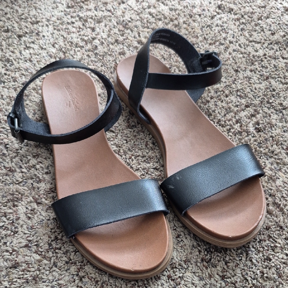 Universal Thread Black and Tan Women's Sandals